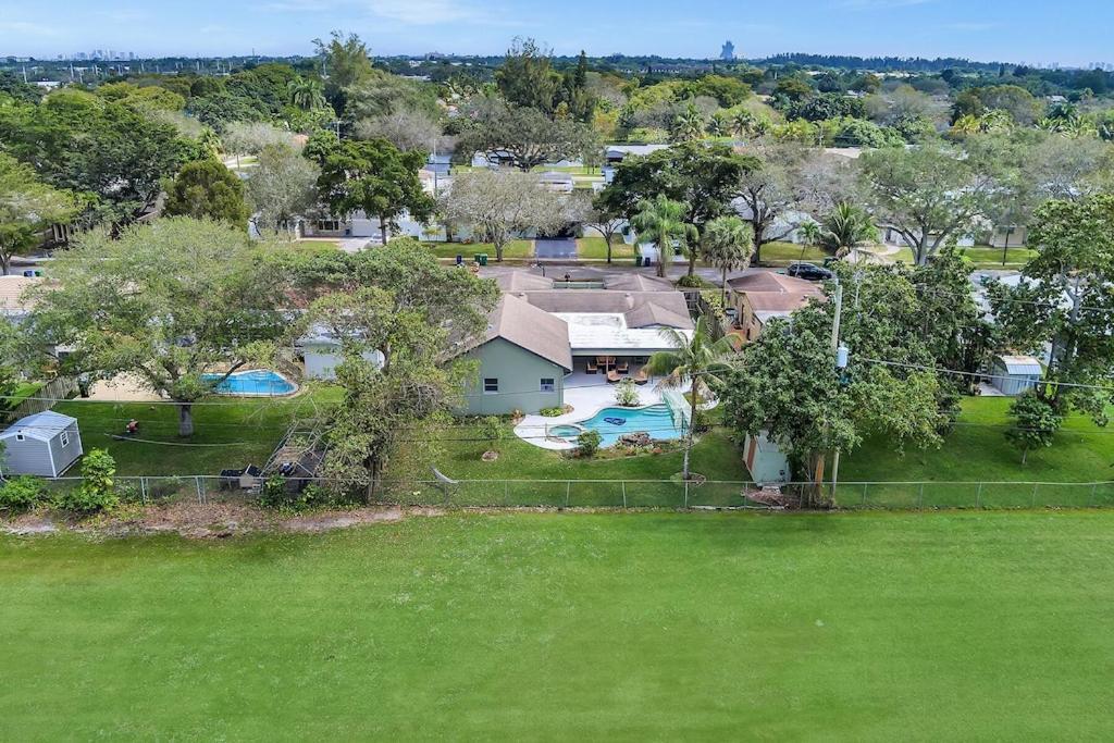 Pool Heat I Firepit And Bbq I 75"Tv I Foosball I 581Mbps Cooper City Kültér fotó